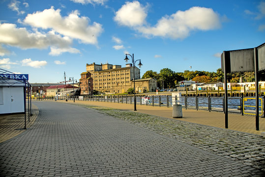 Hafen von Ustka, Polen mit Yachthafen und modernen Appartmenthäusern