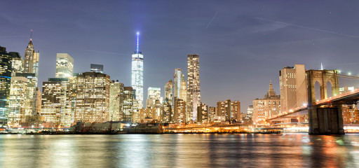 Fototapeta na wymiar The Brooklyn Bridge in New York City with Manhattan skyline on b