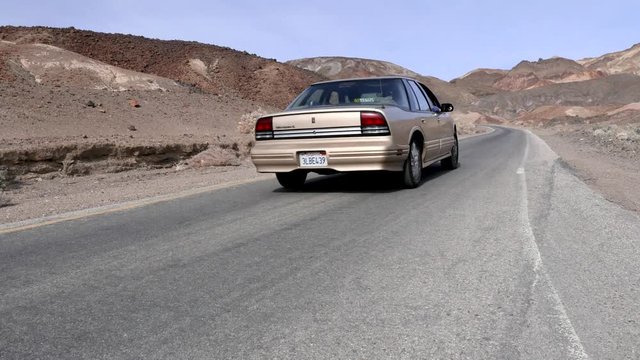 voiture passant dans le d&eacute;sert de Death Valley