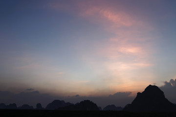 Ciel rose au couchant sur la "baie d'Halong terrestre"