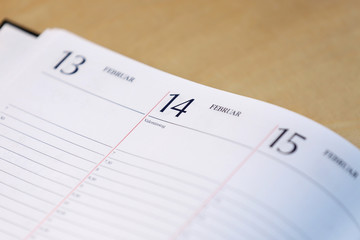 Kalender mit aufgeschlagenem Valentinstag