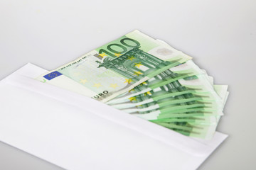 100 Euro Scheine liegen gefächert auf weissem Hintergrund