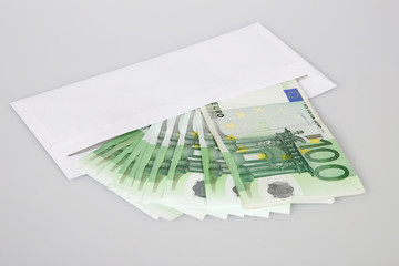 Hundert Euro Scheine in einem Briefumschlag