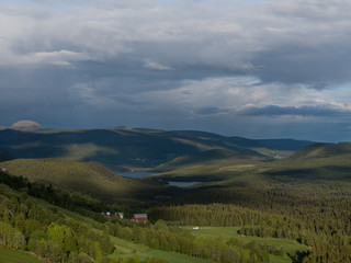 Fototapeta na wymiar Tal mit Wäldern und Seen in Norwegen
