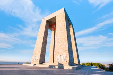 Papier Peint photo Monument historique Canakkale Martyrs' Memorial against to Dardanelles Strait