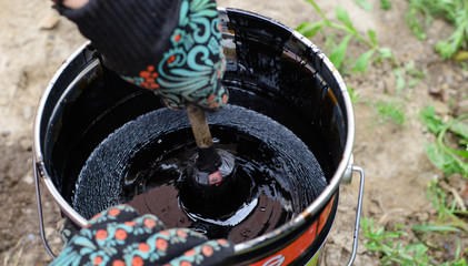 Plakat bitumen in the bucket