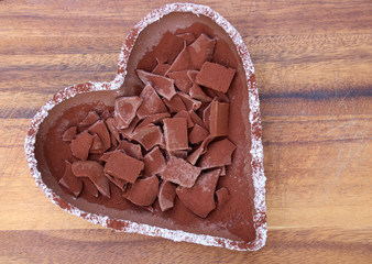 herz aus schokolade auf holz