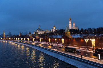 Obraz premium The Moscow Kremlin in the winter night and the Moskva River embankment with a Christmas decoration