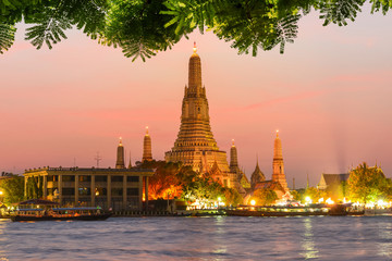 Naklejka premium Wat Arun with foliage