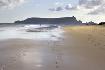 Praia deserta ao entardecer