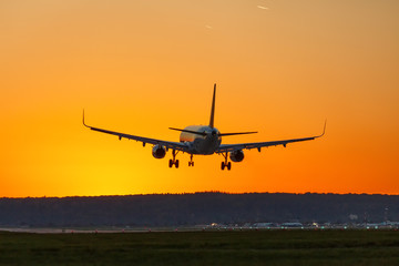 Fototapeta na wymiar Flugzeug landet Flughafen Sonne Sonnenuntergang Ferien Urlaub Reise reisen