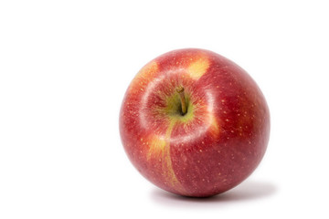 Braeburn Apfel rot auf wei&szlig; freigestellt