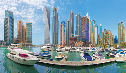 Fototapeta na wymiar DUBAI, UAE - APRIL 24, 2017: The yachts and promenade of Marina.