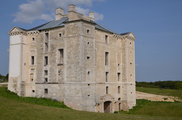 Fototapeta premium CHATEAU DE MAULNE YONNE BOURGOGNE FRANCE