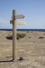  Holz-Wegweiser am Meer