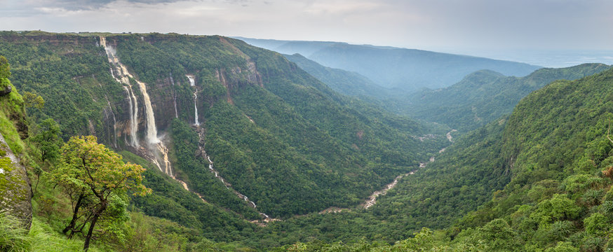 Fototapeta Cherrapunjee, Meghalaya, India. Иeautiful panorama of the Seven Sisters waterfalls near the town of Cherrapunjee in Meghalaya, North-East India.