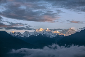 Uitzicht op de bergen van Kangchenjunga vanaf Pelling in Sikkim, India. Kangchenjunga is de derde hoogste berg ter wereld.