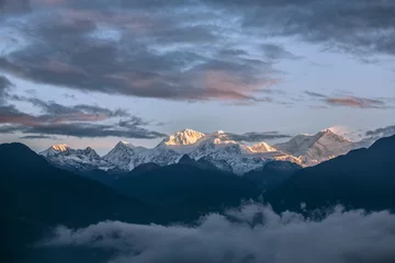 Fotobehang Kangchenjunga Uitzicht op de bergen van Kangchenjunga vanaf Pelling in Sikkim, India. Kangchenjunga is de derde hoogste berg ter wereld.