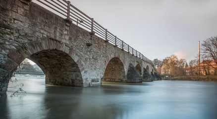 Brücke über den Fluss