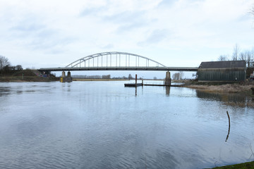 Fototapeta na wymiar boogbrug bij Doesburg over de rivier de IJssel in de Achterhoek