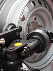 The image of a car disk repair machine