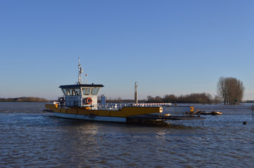 veerpont in de IJssel bij Dieren uit de vaart door hoogwater