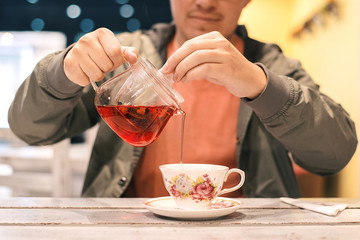 Sirviendo el té