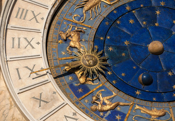 Fototapety  Czas starożytny i astrologia. Fragment renesansowej wieży zegarowej na placu św. Marka w Wenecji ze znakami zodiaku, planetą i gwiazdami (XV w.)