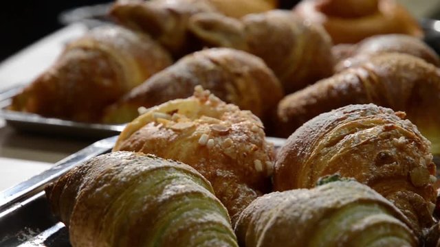 vassoio di cornettti farciti al bar