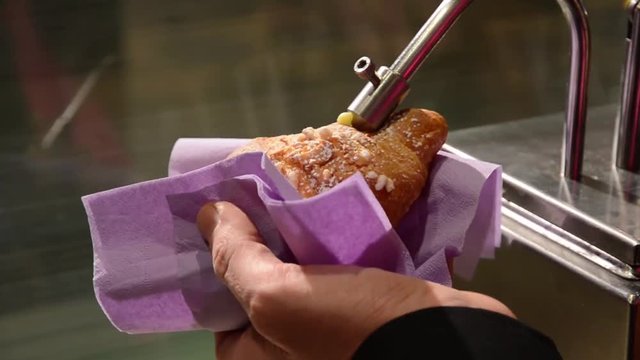 farcitura di un cornetto in un bar