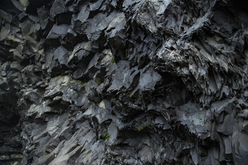 ブラックサンドビーチの断崖