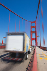 Caminhão atravessando ponte vermelha, atravessando a golden gate