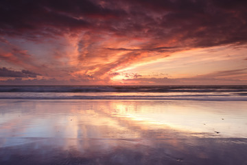 Reflejos en la orilla de la playa al atardecer