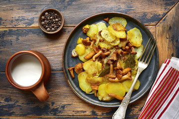 Potato slices fried with chanterelle mushrooms and onion.Top view.