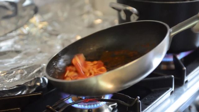 in un ristorante si preparano le orecchiette al sugo