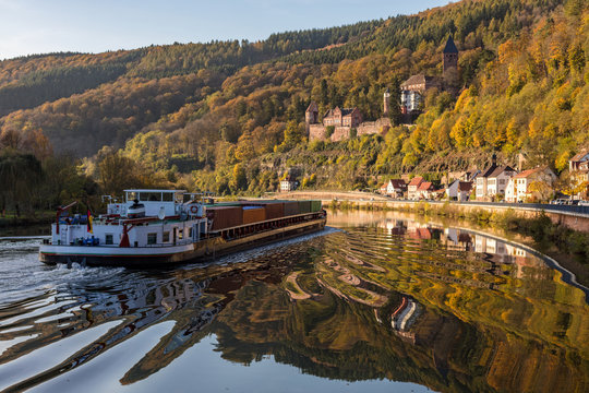 Binnenschiff passiert Zwingenberg am Neckar