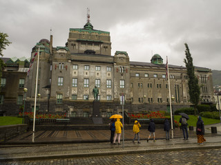 Edificios típicos, callejeando por Stavanger, en Noruega, verano de 2017