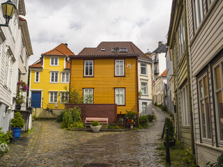 Fototapeta na wymiar Bergen es la segunda ciudad más grande de Noruega, sus orígenes están vinculados a la Edad Vikinga , callejeando por sus calles , admirando sus edificios en el verano de 2017