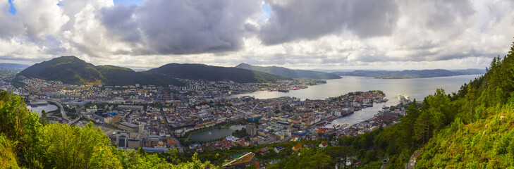 Vista de la ciudad desde el mirador del monte Floyen, en Noruega , verano de 2017