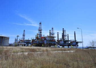 Fototapeta na wymiar Offshore drilling platform