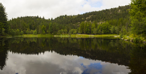 Vistas de los reflejos del Lago Lundarvatnet, en Vosenvangen, Noruega, verano de 2017