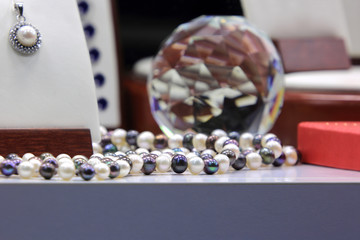 Biżuteria, perły i kamienie szlachetne na wystawie w sklepie jubilerskim.
