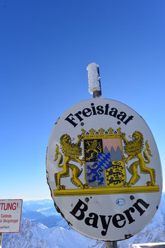 Grenzschild des Freistaates Bayern zu Tirol auf der Zugspitze