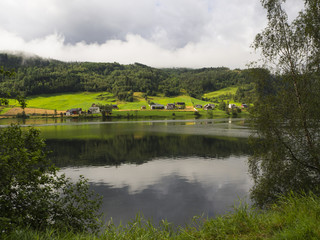 Vistas al Lago Lundarvatnet, en Vosenvangen, Noruega, verano de 2017