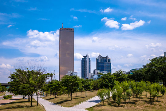 63 Building and other buildings in Yeouido, Seoul.