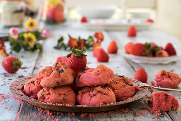 rosa Muffins mit Schokostreusel und Erdbeeren
