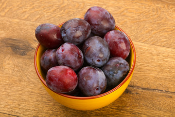 Plums in the bowl