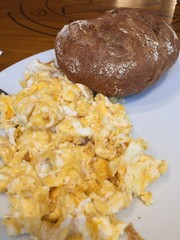 Rührei mit Brötchen 
