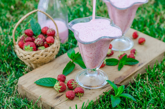 Strawberrie smoothie outside summer