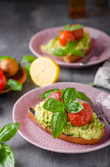 Avocado spread bread with baked tomato